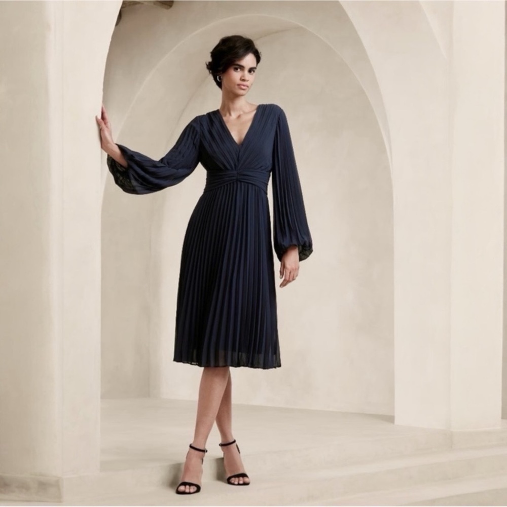 NWT Banana Republic Factory CHIFFON PLEATED MIDI DRESS in color Navy